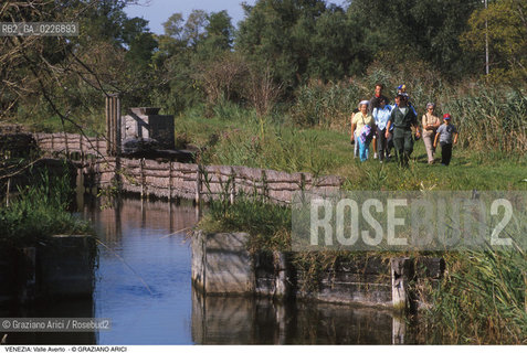 Localizzazione:..VENEZIA / LAGUNA SUD..Oggetto:..Soggetto:..OASI FAUNISTICA DI VALLE AVERTO / VISITATORI WWF..Cronologia: ....Definizione Culturale:..   Autore:....   Stile:..   Editori/Stampatori:..   Committenza:..Materia e Tecnica:....Collocazione:..Note:..LAGUNA - PESCA..Riproduzione Fotografica:..Copyright:..Graziano Arici/Rosebud2 .Data:..1995..Costo:..A