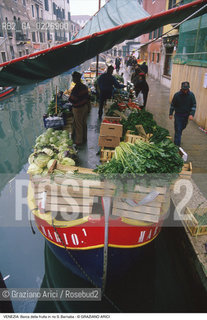 Localizzazione:..VENEZIA / DORSODURO..Oggetto:..Soggetto:..BARCA DELLA FRUTTA IN RIO S. BARNABA..Cronologia: ....Definizione Culturale:..   Autore:....   Stile:..   Editori/Stampatori:..   Committenza:..Materia e Tecnica:....Collocazione:..Note:..MERCATI..Riproduzione Fotografica:..Copyright:..Graziano Arici/Rosebud2 .Data:..1985..Costo:..A