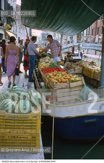 Localizzazione:..VENEZIA / DORSODURO..Oggetto:..Soggetto:..BARCA DELLA FRUTTA IN RIO S. BARNABA / VERDURA..Cronologia: ....Definizione Culturale:..   Autore:....   Stile:..   Editori/Stampatori:..   Committenza:..Materia e Tecnica:....Collocazione:..Note:..MERCATI..Riproduzione Fotografica:..Copyright:..Graziano Arici/Rosebud2 .Data:..1985..Costo:..A