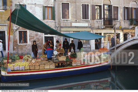 Localizzazione:..VENEZIA / DORSODURO..Oggetto:..Soggetto:..BARCA DELLA FRUTTA IN RIO S. BARNABA / VERDURA..Cronologia: ....Definizione Culturale:..   Autore:....   Stile:..   Editori/Stampatori:..   Committenza:..Materia e Tecnica:....Collocazione:..Note:..MERCATI..Riproduzione Fotografica:..Copyright:..Graziano Arici/Rosebud2 .Data:..1985..Costo:..A