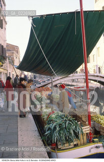 Localizzazione:..VENEZIA / DORSODURO..Oggetto:..Soggetto:..BARCA DELLA FRUTTA IN RIO S. BARNABA / VERDURA..Cronologia: ....Definizione Culturale:..   Autore:....   Stile:..   Editori/Stampatori:..   Committenza:..Materia e Tecnica:....Collocazione:..Note:..MERCATI..Riproduzione Fotografica:..Copyright:..Graziano Arici/Rosebud2 .Data:..1985..Costo:..A