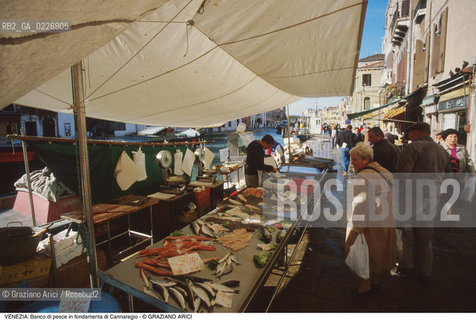 Localizzazione:..VENEZIA / CANNAREGIO..Oggetto:..Soggetto:..BANCO DI PESCE IN FONDAMENTA DI CANNAREGIO..Cronologia: ....Definizione Culturale:..   Autore:....   Stile:..   Editori/Stampatori:..   Committenza:..Materia e Tecnica:....Collocazione:..Note:..MERCATI..Riproduzione Fotografica:..Copyright:..Graziano Arici/Rosebud2 .Data:..1985..Costo:..A