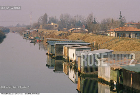 Localizzazione:..VENEZIA / CAMPALTO..Oggetto:..Soggetto:..CAVANE..Cronologia: ....Definizione Culturale:..   Autore:....   Stile:..   Editori/Stampatori:..   Committenza:..Materia e Tecnica:....Collocazione:..Note:..LAGUNA - PESCA..Riproduzione Fotografica:..Copyright:..Graziano Arici/Rosebud2 .Data:..1993..Costo:..A