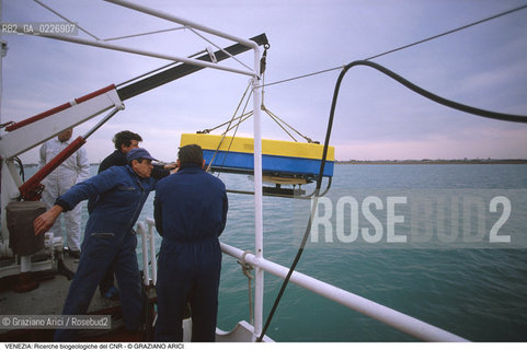 Localizzazione:..VENEZIA / LAGUNA..Oggetto:..Soggetto:..RICERCHE BIOGEOLOGICHE DEL CNR / CONSIGLIO NAZIONALE DELLE RICERCHE..Cronologia: ....Definizione Culturale:..   Autore:....   Stile:..   Editori/Stampatori:..   Committenza:..Materia e Tecnica:....Collocazione:..Note:..LAGUNA - PESCA..Riproduzione Fotografica:..Copyright:..Graziano Arici/Rosebud2 .Data:..1988..Costo:..A