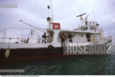 Localizzazione:..VENEZIA / LAGUNA..Oggetto:..Soggetto:..RICERCHE BIOGEOLOGICHE DEL CNR / CONSIGLIO NAZIONALE DELLE RICERCHE..Cronologia: ....Definizione Culturale:..   Autore:....   Stile:..   Editori/Stampatori:..   Committenza:..Materia e Tecnica:....Collocazione:..Note:..LAGUNA - PESCA..Riproduzione Fotografica:..Copyright:..Graziano Arici/Rosebud2 .Data:..1988..Costo:..A