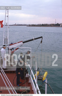 Localizzazione:..VENEZIA / LAGUNA..Oggetto:..Soggetto:..RICERCHE BIOGEOLOGICHE DEL CNR / CONSIGLIO NAZIONALE DELLE RICERCHE..Cronologia: ....Definizione Culturale:..   Autore:....   Stile:..   Editori/Stampatori:..   Committenza:..Materia e Tecnica:....Collocazione:..Note:..LAGUNA - PESCA..Riproduzione Fotografica:..Copyright:..Graziano Arici/Rosebud2 .Data:..1988..Costo:..A