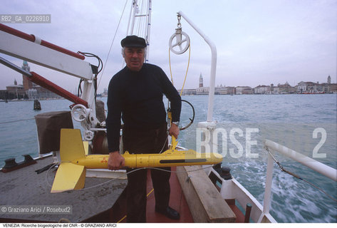 Localizzazione:..VENEZIA..Oggetto:..Soggetto:..RICERCHE BIOGEOLOGICHE DEL CNR IN BACINO SAN MARCO / CONSIGLIO NAZIONALE DELLE RICERCHE..Cronologia: ....Definizione Culturale:..   Autore:....   Stile:..   Editori/Stampatori:..   Committenza:..Materia e Tecnica:....Collocazione:..Note:..LAGUNA - PESCA..Riproduzione Fotografica:..Copyright:..Graziano Arici/Rosebud2 .Data:..1988..Costo:..A