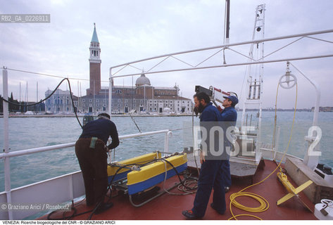 Localizzazione:..VENEZIA..Oggetto:..Soggetto:..RICERCHE BIOGEOLOGICHE DEL CNR IN BACINO SAN MARCO / CONSIGLIO NAZIONALE DELLE RICERCHE..Cronologia: ....Definizione Culturale:..   Autore:....   Stile:..   Editori/Stampatori:..   Committenza:..Materia e Tecnica:....Collocazione:..Note:..LAGUNA - PESCA..Riproduzione Fotografica:..Copyright:..Graziano Arici/Rosebud2 .Data:..1988..Costo:..A