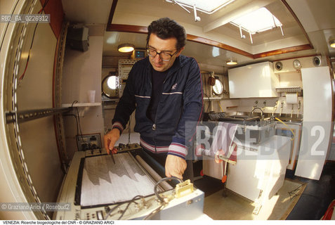 Localizzazione:..VENEZIA..Oggetto:..Soggetto:..RICERCHE BIOGEOLOGICHE DEL CNR / CONSIGLIO NAZIONALE DELLE RICERCHE..Cronologia: ....Definizione Culturale:..   Autore:....   Stile:..   Editori/Stampatori:..   Committenza:..Materia e Tecnica:....Collocazione:..Note:..LAGUNA - PESCA..Riproduzione Fotografica:..Copyright:..Graziano Arici/Rosebud2 .Data:..1988..Costo:..A