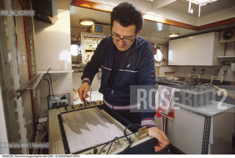 Localizzazione:..VENEZIA..Oggetto:..Soggetto:..RICERCHE BIOGEOLOGICHE DEL CNR / CONSIGLIO NAZIONALE DELLE RICERCHE..Cronologia: ....Definizione Culturale:..   Autore:....   Stile:..   Editori/Stampatori:..   Committenza:..Materia e Tecnica:....Collocazione:..Note:..LAGUNA - PESCA..Riproduzione Fotografica:..Copyright:..Graziano Arici/Rosebud2 .Data:..1988..Costo:..A