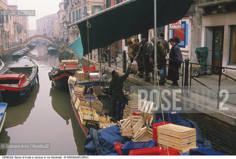 Localizzazione:..VENEZIA / CASTELLO..Oggetto:..Soggetto:..BARCA DI FRUTTA E VERDURA IN VIA GARIBALDI..Cronologia: ....Definizione Culturale:..   Autore:....   Stile:..   Editori/Stampatori:..   Committenza:..Materia e Tecnica:....Collocazione:..Note:..MERCATI..Riproduzione Fotografica:..Copyright:..Graziano Arici/Rosebud2 .Data:..1985..Costo:..A