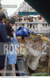 Localizzazione:..VENEZIA / CASTELLO..Oggetto:..Soggetto:..BARCA DI FRUTTA E VERDURA IN VIA GARIBALDI..Cronologia: ....Definizione Culturale:..   Autore:....   Stile:..   Editori/Stampatori:..   Committenza:..Materia e Tecnica:....Collocazione:..Note:..MERCATI..Riproduzione Fotografica:..Copyright:..Graziano Arici/Rosebud2 .Data:..1985..Costo:..A