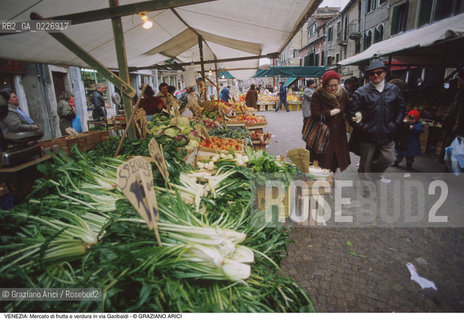 Localizzazione:..VENEZIA / CASTELLO..Oggetto:..Soggetto:..MERCATO DI FRUTTA E VERDURA IN VIA GARIBALDI..Cronologia: ....Definizione Culturale:..   Autore:....   Stile:..   Editori/Stampatori:..   Committenza:..Materia e Tecnica:....Collocazione:..Note:..MERCATI..Riproduzione Fotografica:..Copyright:..Graziano Arici/Rosebud2 .Data:..1985..Costo:..A