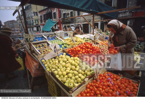 Localizzazione:..VENEZIA / CASTELLO..Oggetto:..Soggetto:..MERCATO DI FRUTTA E VERDURA IN VIA GARIBALDI..Cronologia: ....Definizione Culturale:..   Autore:....   Stile:..   Editori/Stampatori:..   Committenza:..Materia e Tecnica:....Collocazione:..Note:..MERCATI..Riproduzione Fotografica:..Copyright:..Graziano Arici/Rosebud2 .Data:..1985..Costo:..A
