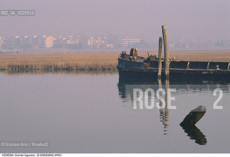 Localizzazione:..VENEZIA / LAGUNA NORD..Oggetto:..Soggetto:..GRONDA LAGUNARE A S. GIULIANO / BARENE CAMPALTO..Cronologia: ....Definizione Culturale:..   Autore:....   Stile:..   Editori/Stampatori:..   Committenza:..Materia e Tecnica:....Collocazione:..Note:..LAGUNA - PESCA..Riproduzione Fotografica:..Copyright:..Graziano Arici/Rosebud2 .Data:..1995..Costo:..A