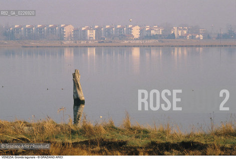 Localizzazione:..VENEZIA / LAGUNA NORD..Oggetto:..Soggetto:..GRONDA LAGUNARE A S. GIULIANO / BARENE CAMPALTO..Cronologia: ....Definizione Culturale:..   Autore:....   Stile:..   Editori/Stampatori:..   Committenza:..Materia e Tecnica:....Collocazione:..Note:..LAGUNA - PESCA..Riproduzione Fotografica:..Copyright:..Graziano Arici/Rosebud2 .Data:..1995..Costo:..A