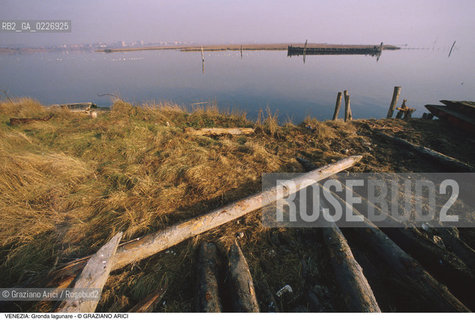 Localizzazione:..VENEZIA / LAGUNA NORD..Oggetto:..Soggetto:..GRONDA LAGUNARE A S. GIULIANO / PALIFICAZIONI..Cronologia: ....Definizione Culturale:..   Autore:....   Stile:..   Editori/Stampatori:..   Committenza:..Materia e Tecnica:....Collocazione:..Note:..LAGUNA - PESCA..Riproduzione Fotografica:..Copyright:..Graziano Arici/Rosebud2 .Data:..1995..Costo:..A