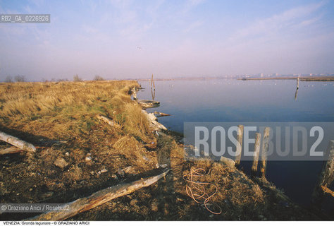 Localizzazione:..VENEZIA / LAGUNA NORD..Oggetto:..Soggetto:..GRONDA LAGUNARE A S. GIULIANO / PALIFICAZIONI..Cronologia: ....Definizione Culturale:..   Autore:....   Stile:..   Editori/Stampatori:..   Committenza:..Materia e Tecnica:....Collocazione:..Note:..LAGUNA - PESCA..Riproduzione Fotografica:..Copyright:..Graziano Arici/Rosebud2 .Data:..1995..Costo:..A