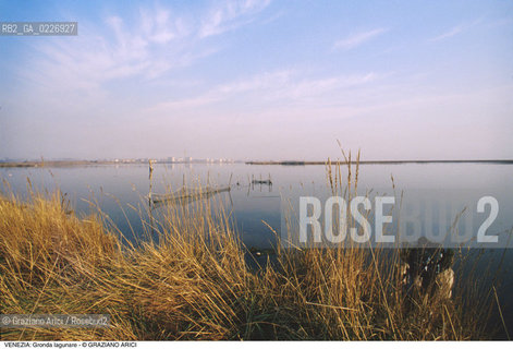 Localizzazione:..VENEZIA / LAGUNA NORD..Oggetto:..Soggetto:..GRONDA LAGUNARE A S. GIULIANO..Cronologia: ....Definizione Culturale:..   Autore:....   Stile:..   Editori/Stampatori:..   Committenza:..Materia e Tecnica:....Collocazione:..Note:..LAGUNA - PESCA..Riproduzione Fotografica:..Copyright:..Graziano Arici/Rosebud2 .Data:..1995..Costo:..A