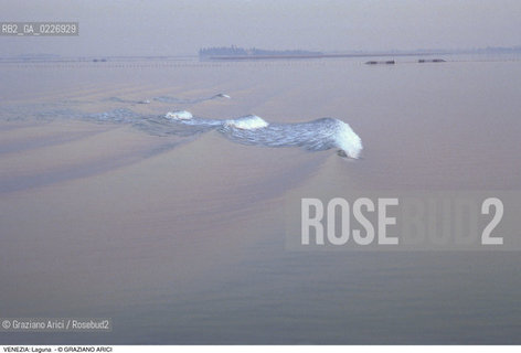 Localizzazione:..VENEZIA / LAGUNA..Oggetto:..Soggetto:..MOTO ONDOSO / BARENE..Cronologia: ....Definizione Culturale:..   Autore:....   Stile:..   Editori/Stampatori:..   Committenza:..Materia e Tecnica:....Collocazione:..Note:..LAGUNA - PESCA..Riproduzione Fotografica:..Copyright:..Graziano Arici/Rosebud2 .Data:..1995..Costo:..A