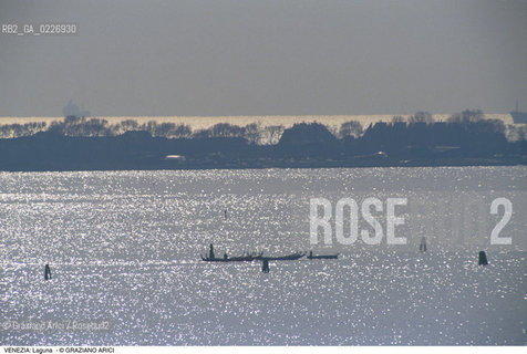 Localizzazione:..VENEZIA / LAGUNA..Oggetto:..Soggetto:..SKYLINE..Cronologia: ....Definizione Culturale:..   Autore:....   Stile:..   Editori/Stampatori:..   Committenza:..Materia e Tecnica:....Collocazione:..Note:..LAGUNA - PESCA..Riproduzione Fotografica:..Copyright:..Graziano Arici/Rosebud2 .Data:..1995..Costo:..A