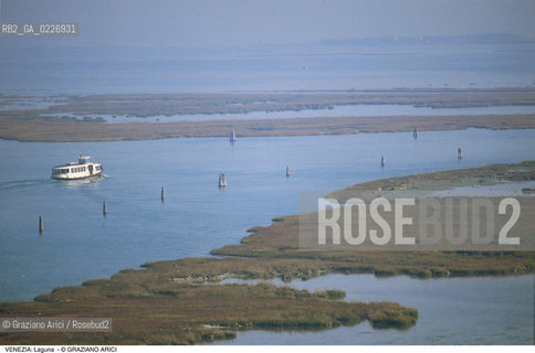 Localizzazione:..VENEZIA / LAGUNA NORD..Oggetto:..Soggetto:..BARENE VAPORETTO ACTV..Cronologia: ....Definizione Culturale:..   Autore:....   Stile:..   Editori/Stampatori:..   Committenza:..Materia e Tecnica:....Collocazione:..Note:..LAGUNA - PESCA..Riproduzione Fotografica:..Copyright:..Graziano Arici/Rosebud2 .Data:..1985..Costo:..A