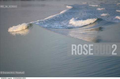 Localizzazione:..VENEZIA / LAGUNA..Oggetto:..Soggetto:..MOTO ONDOSO..Cronologia: ....Definizione Culturale:..   Autore:....   Stile:..   Editori/Stampatori:..   Committenza:..Materia e Tecnica:....Collocazione:..Note:..LAGUNA - PESCA..Riproduzione Fotografica:..Copyright:..Graziano Arici/Rosebud2 .Data:..1995..Costo:..A