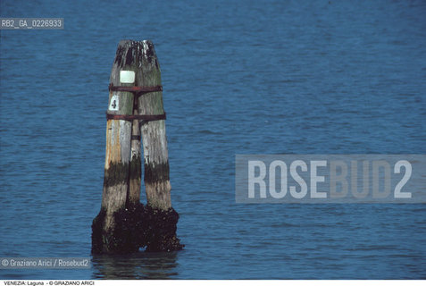 Localizzazione:..VENEZIA / LAGUNA..Oggetto:..Soggetto:..BRICOLA..Cronologia: ....Definizione Culturale:..   Autore:....   Stile:..   Editori/Stampatori:..   Committenza:..Materia e Tecnica:....Collocazione:..Note:..LAGUNA - PESCA..Riproduzione Fotografica:..Copyright:..Graziano Arici/Rosebud2 .Data:..1995..Costo:..A