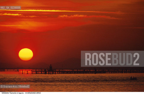 Localizzazione:..VENEZIA / LAGUNA..Oggetto:..Soggetto:..TRAMONTO SKYLINE MONTAGNE..Cronologia: ....Definizione Culturale:..   Autore:....   Stile:..   Editori/Stampatori:..   Committenza:..Materia e Tecnica:....Collocazione:..Note:..LAGUNA - PESCA..Riproduzione Fotografica:..Copyright:..Graziano Arici/Rosebud2 .Data:..1995..Costo:..A