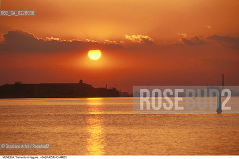Localizzazione:..VENEZIA / LAGUNA..Oggetto:..Soggetto:..TRAMONTO SKYLINE PORTO MARGHERA..Cronologia: ....Definizione Culturale:..   Autore:....   Stile:..   Editori/Stampatori:..   Committenza:..Materia e Tecnica:....Collocazione:..Note:..LAGUNA - PESCA..Riproduzione Fotografica:..Copyright:..Graziano Arici/Rosebud2 .Data:..1995..Costo:..A