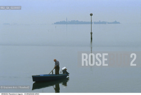 Localizzazione:..VENEZIA / LAGUNA SUD..Oggetto:..Soggetto:..PESCATORE / POVEGLIA SKYLINE..Cronologia: ....Definizione Culturale:..   Autore:....   Stile:..   Editori/Stampatori:..   Committenza:..Materia e Tecnica:....Collocazione:..Note:..LAGUNA - PESCA..Riproduzione Fotografica:..Copyright:..Graziano Arici/Rosebud2 .Data:..1995..Costo:..A