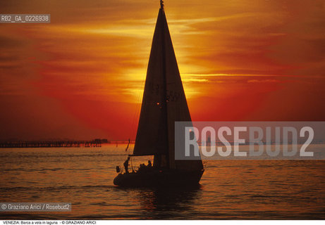 Localizzazione:..VENEZIA / LAGUNA..Oggetto:..Soggetto:..TRAMONTO BARCA A VELA..Cronologia: ....Definizione Culturale:..   Autore:....   Stile:..   Editori/Stampatori:..   Committenza:..Materia e Tecnica:....Collocazione:..Note:..LAGUNA - PESCA..Riproduzione Fotografica:..Copyright:..Graziano Arici/Rosebud2 .Data:..1998..Costo:..A