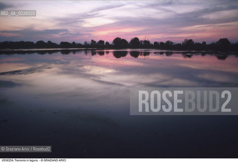 Localizzazione:..VENEZIA / LAGUNA..Oggetto:..Soggetto:..TRAMONTO SKYLINE..Cronologia: ....Definizione Culturale:..   Autore:....   Stile:..   Editori/Stampatori:..   Committenza:..Materia e Tecnica:....Collocazione:..Note:..LAGUNA - PESCA..Riproduzione Fotografica:..Copyright:..Graziano Arici/Rosebud2 .Data:..1995..Costo:..A