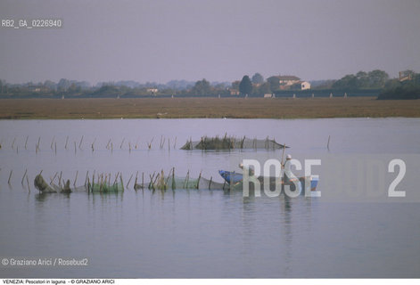 Localizzazione:..VENEZIA / LAGUNA NORD..Oggetto:..Soggetto:..PESCATORI RETI BARENE..Cronologia: ....Definizione Culturale:..   Autore:....   Stile:..   Editori/Stampatori:..   Committenza:..Materia e Tecnica:....Collocazione:..Note:..LAGUNA - PESCA..Riproduzione Fotografica:..Copyright:..Graziano Arici/Rosebud2 .Data:..1995..Costo:..A
