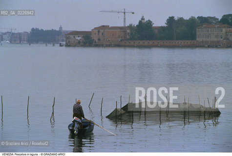 Localizzazione:..VENEZIA / LAGUNA SUD..Oggetto:..Soggetto:..PESCATORE RETI / S. SERVOLO..Cronologia: ....Definizione Culturale:..   Autore:....   Stile:..   Editori/Stampatori:..   Committenza:..Materia e Tecnica:....Collocazione:..Note:..LAGUNA - PESCA..Riproduzione Fotografica:..Copyright:..Graziano Arici/Rosebud2 .Data:..1995..Costo:..A