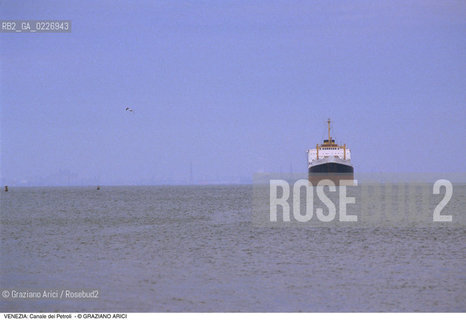 Localizzazione:..VENEZIA / LAGUNA SUD..Oggetto:..Soggetto:..NAVE IN CANALE DEI PETROLI..Cronologia: ....Definizione Culturale:..   Autore:....   Stile:..   Editori/Stampatori:..   Committenza:..Materia e Tecnica:....Collocazione:..Note:..LAGUNA - PESCA..Riproduzione Fotografica:..Copyright:..Graziano Arici/Rosebud2 .Data:..1995..Costo:..A