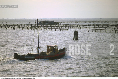 Localizzazione:..VENEZIA / LAGUNA SUD..Oggetto:..Soggetto:..PESCHERECCIO RETI..Cronologia: ....Definizione Culturale:..   Autore:....   Stile:..   Editori/Stampatori:..   Committenza:..Materia e Tecnica:....Collocazione:..Note:..LAGUNA - PESCA..Riproduzione Fotografica:..Copyright:..Graziano Arici/Rosebud2 .Data:..1995..Costo:..A