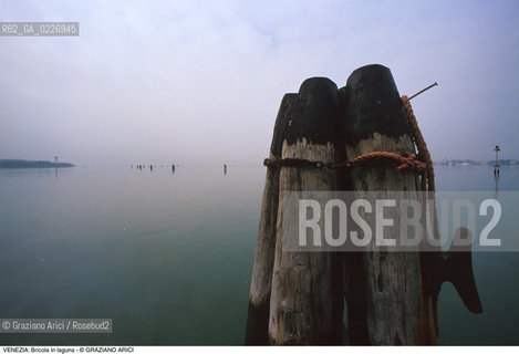 Localizzazione:..VENEZIA / LAGUNA..Oggetto:..Soggetto:..BRICOLA..Cronologia: ....Definizione Culturale:..   Autore:....   Stile:..   Editori/Stampatori:..   Committenza:..Materia e Tecnica:....Collocazione:..Note:..LAGUNA - PESCA..Riproduzione Fotografica:..Copyright:..Graziano Arici/Rosebud2 .Data:..1995..Costo:..A