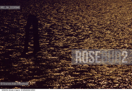 Localizzazione:..VENEZIA / LAGUNA..Oggetto:..Soggetto:..BRICOLA..Cronologia: ....Definizione Culturale:..   Autore:....   Stile:..   Editori/Stampatori:..   Committenza:..Materia e Tecnica:....Collocazione:..Note:..LAGUNA - PESCA..Riproduzione Fotografica:..Copyright:..Graziano Arici/Rosebud2 .Data:..1995..Costo:..A