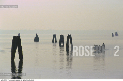 Localizzazione:..VENEZIA / LAGUNA..Oggetto:..Soggetto:..PESCATORE..Cronologia: ....Definizione Culturale:..   Autore:....   Stile:..   Editori/Stampatori:..   Committenza:..Materia e Tecnica:....Collocazione:..Note:..LAGUNA - PESCA..Riproduzione Fotografica:..Copyright:..Graziano Arici/Rosebud2 .Data:..1995..Costo:..A