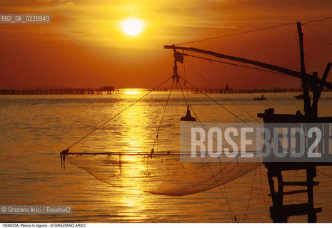 Localizzazione:..VENEZIA / LAGUNA..Oggetto:..Soggetto:..RETE BILANCIA TRAMONTO..Cronologia: ....Definizione Culturale:..   Autore:....   Stile:..   Editori/Stampatori:..   Committenza:..Materia e Tecnica:....Collocazione:..Note:..LAGUNA - PESCA..Riproduzione Fotografica:..Copyright:..Graziano Arici/Rosebud2 .Data:..1995..Costo:..A