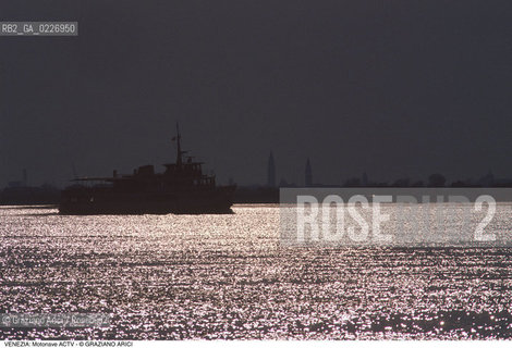 Localizzazione:..VENEZIA / LAGUNA..Oggetto:..Soggetto:..MOTONAVE ACTV..Cronologia: ....Definizione Culturale:..   Autore:....   Stile:..   Editori/Stampatori:..   Committenza:..Materia e Tecnica:....Collocazione:..Note:..LAGUNA - PESCA..Riproduzione Fotografica:..Copyright:..Graziano Arici/Rosebud2 .Data:..1995..Costo:..A