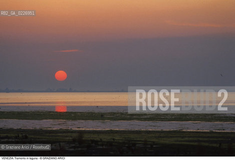 Localizzazione:..VENEZIA / LAGUNA..Oggetto:..Soggetto:..TRAMONTO SKYLINE BARENE..Cronologia: ....Definizione Culturale:..   Autore:....   Stile:..   Editori/Stampatori:..   Committenza:..Materia e Tecnica:....Collocazione:..Note:..LAGUNA - PESCA..Riproduzione Fotografica:..Copyright:..Graziano Arici/Rosebud2 .Data:..1995..Costo:..A