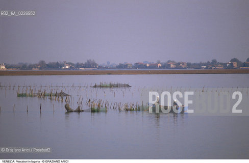 Localizzazione:..VENEZIA / LAGUNA NORD..Oggetto:..Soggetto:..PESCATORI RETI BARENE SKYLINE..Cronologia: ....Definizione Culturale:..   Autore:....   Stile:..   Editori/Stampatori:..   Committenza:..Materia e Tecnica:....Collocazione:..Note:..LAGUNA - PESCA..Riproduzione Fotografica:..Copyright:..Graziano Arici/Rosebud2 .Data:..1995..Costo:..A
