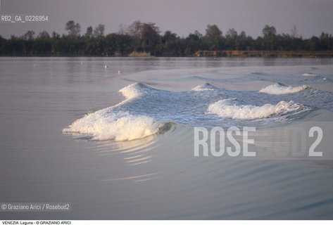 Localizzazione:..VENEZIA / LAGUNA..Oggetto:..Soggetto:..MOTO ONDOSO..Cronologia: ....Definizione Culturale:..   Autore:....   Stile:..   Editori/Stampatori:..   Committenza:..Materia e Tecnica:....Collocazione:..Note:..LAGUNA - PESCA..Riproduzione Fotografica:..Copyright:..Graziano Arici/Rosebud2 .Data:..1995..Costo:..A