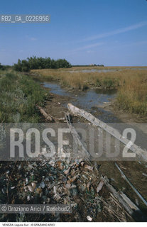 Localizzazione:..VENEZIA / LAGUNA SUD..Oggetto:..Soggetto:..BARENE RELITTO DI BARCA..Cronologia: ....Definizione Culturale:..   Autore:....   Stile:..   Editori/Stampatori:..   Committenza:..Materia e Tecnica:....Collocazione:..Note:..LAGUNA - PESCA..Riproduzione Fotografica:..Copyright:..Graziano Arici/Rosebud2 .Data:..1993..Costo:..A