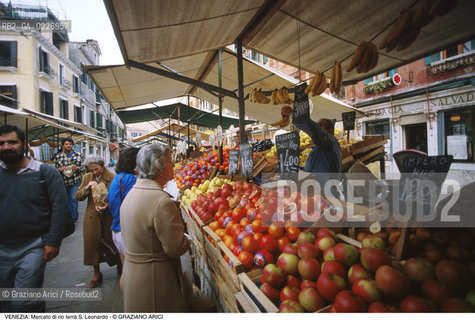Localizzazione:..VENEZIA / CANNAREGIO..Oggetto:..Soggetto:..MERCATO DI FRUTTA E VERDURA IN RIO TERRA S. LEONARDO..Cronologia: ....Definizione Culturale:..   Autore:....   Stile:..   Editori/Stampatori:..   Committenza:..Materia e Tecnica:....Collocazione:..Note:..MERCATI..Riproduzione Fotografica:..Copyright:..Graziano Arici/Rosebud2 .Data:..1985..Costo:..A