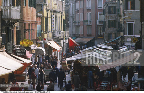 Localizzazione:..VENEZIA / CANNAREGIO..Oggetto:..Soggetto:..MERCATO DI FRUTTA E VERDURA IN RIO TERRA S. LEONARDO..Cronologia: ....Definizione Culturale:..   Autore:....   Stile:..   Editori/Stampatori:..   Committenza:..Materia e Tecnica:....Collocazione:..Note:..MERCATI..Riproduzione Fotografica:..Copyright:..Graziano Arici/Rosebud2 .Data:..1985..Costo:..A