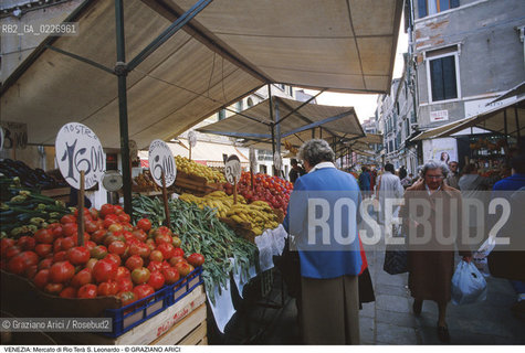 Localizzazione:..VENEZIA / CANNAREGIO..Oggetto:..Soggetto:..MERCATO DI FRUTTA E VERDURA IN RIO TERRA S. LEONARDO..Cronologia: ....Definizione Culturale:..   Autore:....   Stile:..   Editori/Stampatori:..   Committenza:..Materia e Tecnica:....Collocazione:..Note:..MERCATI..Riproduzione Fotografica:..Copyright:..Graziano Arici/Rosebud2 .Data:..1985..Costo:..A