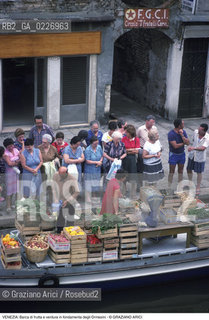 Localizzazione:..VENEZIA / CANNAREGIO..Oggetto:..Soggetto:..BARCA DI FRUTTA E VERDURA IN FONDAMENTA DEGLI ORMESINI..Cronologia: ....Definizione Culturale:..   Autore:....   Stile:..   Editori/Stampatori:..   Committenza:..Materia e Tecnica:....Collocazione:..Note:..MERCATI..Riproduzione Fotografica:..Copyright:..Graziano Arici/Rosebud2 .Data:..1985..Costo:..A